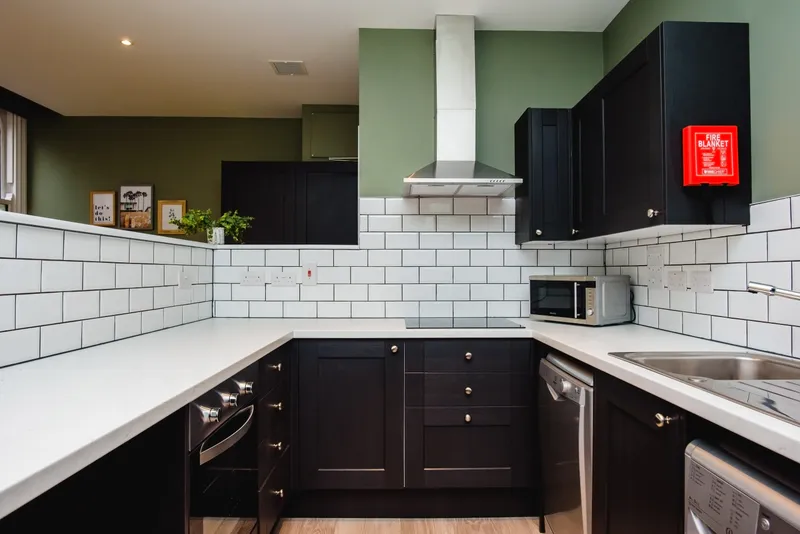 Flat A, 25 Lister Gate - Luxury 5 Bed City Centre Apartment - Thumbnail 11